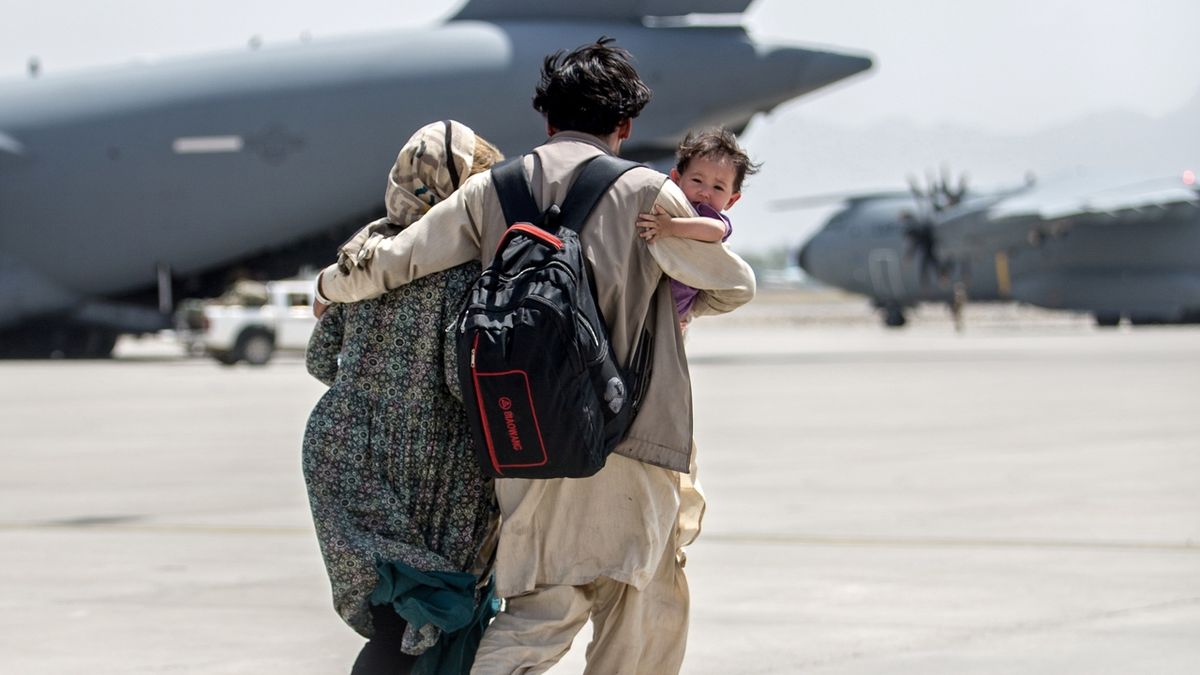Americké a britské úřady varují před cestou na letiště v Kábulu